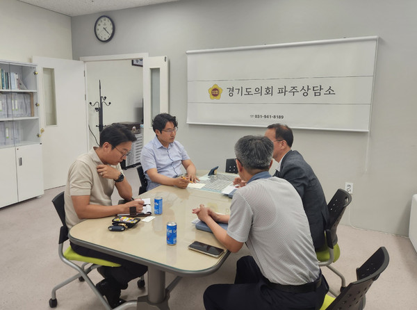 ▲ 파주시 버스정책 담당자와 학생통학 순환버스 사업 관련 협의 모습.