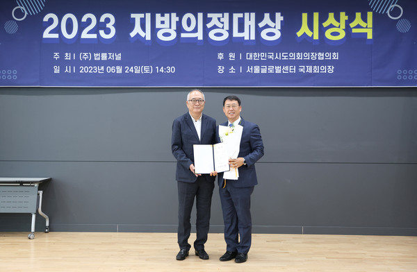 ▲ 기념촬영하는 박춘호 의원(오른쪽).