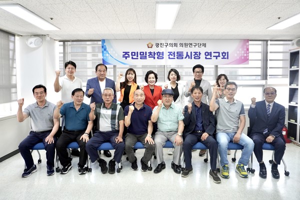 ▲ 전통시장 활성화 연구회 간담회 기념촬영.