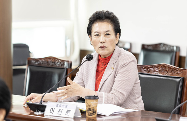 ▲ 안산시의회 이진분 의원이 지난 2일 제283회 제1차 정례회 문화복지위원회에서 안산시 재향군인 예우 및 지원에 관한 조례 일부개정조례안에 대해 설명하고 있다.
