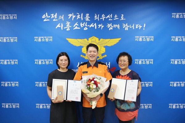 ▲ 좌측부터 성희경 해오름유치원 원감, 홍성길 시흥소방서장, 방순자 해오름유치원 원장.
