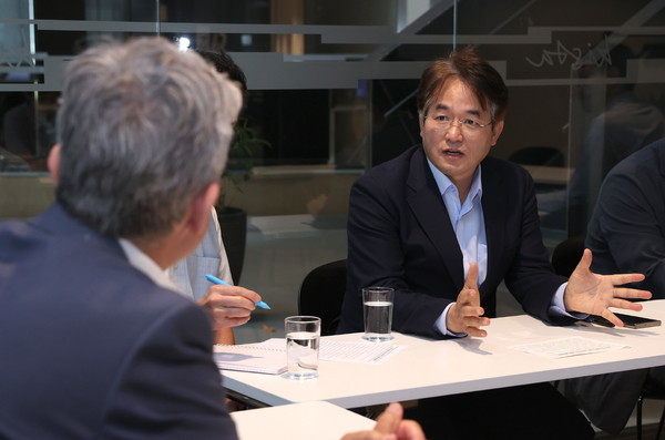 ▲ 고양경제자유구역과 엑스포 부산유치에 대해 설명하는 이동환 고양특례시장.
