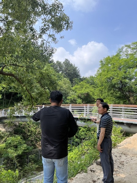 ▲ 이천시 관진산 인도교 설치 모습.