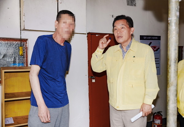 ▲ 이재준 수원시장 주거취약가구 주민의 이야기를 듣고 있다.