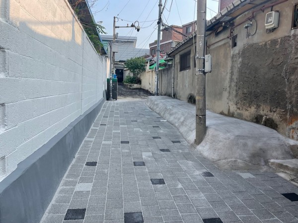 ▲ 신이문역 하부 연결통로 주변 보도블록 교체 후 모습.