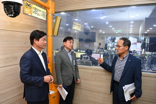 ▲ 부천시 스마트시티담당관이 지능형 방범 CCTV 운영과정을 설명하고 있다.