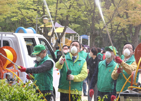 ▲ 지난 4월 새마을방역봉사대 발대식에서 방역활동을 하는 조성명 강남구청장.