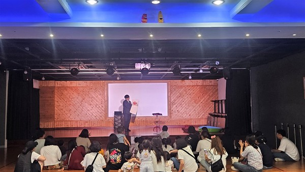 ▲ 군포시 유아가족문화체험 마술쇼 관람 모습.