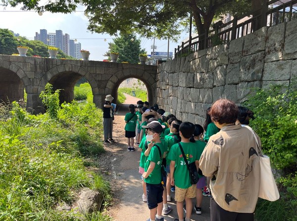 ▲ 안양시 만안교 탐방 모습.