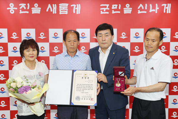 ▲ 옹진군 6·25전쟁 참전유공자 유족에 무공훈장 전수 모습.
