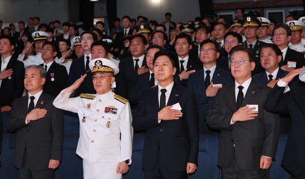 ▲ 김기현 국민의힘 대표와 이재명 더불어민주당 대표가 29일 경기 평택시 해군 2함대 사령부에서 열린 제2연평해전 승전 21주년 기념행사에 참석해 국기에 경례하고 있다. 왼쪽부터 이종섭 국방부 장관, 이종호 해군참모총장, 김 대표, 이 대표. /뉴시스