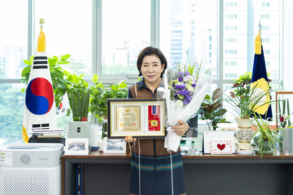 ▲ 특별상 수상 기념촬영하는 곽윤희 의장.