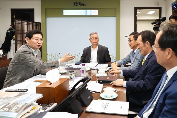 이상일 용인특례시장(왼쪽)이 국제명예자문관 위촉 후 관계자들과 면담을 나누고 있다