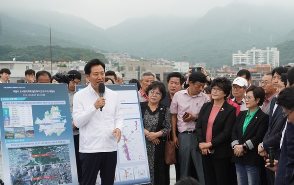 ▲ 북한산 고도지구 현황 설명 중인 오세훈 시장.