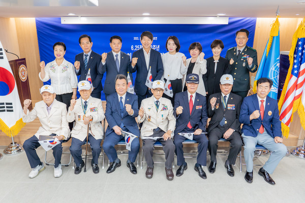 ▲ 강남구의회 의원들이 참전용사들과 단체사진 촬영을 하고 있다.