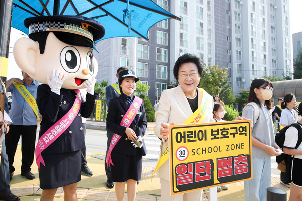 ▲ 교통안전캠페인에 참여한 김경희 이천시장.