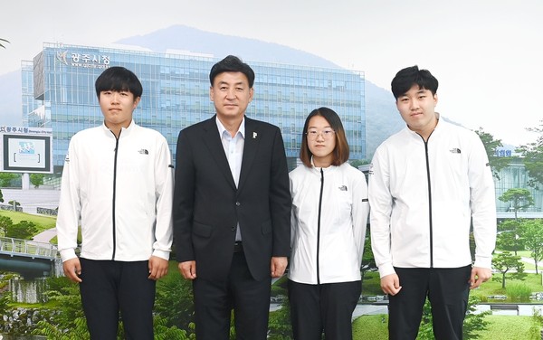 ▲ 2023 베를린 스페셜올림픽 세계하계대회에 참가한 광주시 선수단과 방세환 광주시장.