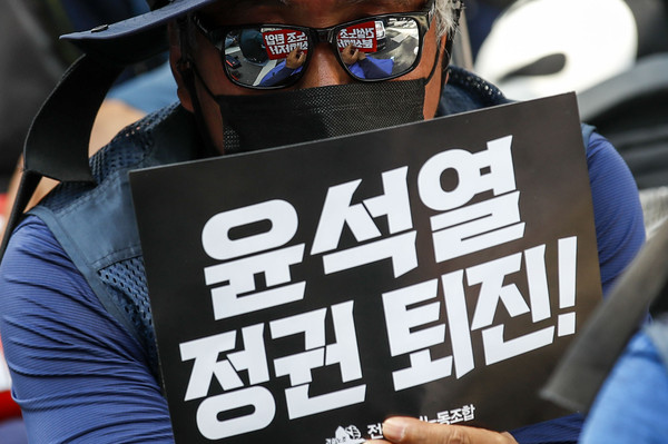 ▲ 전국건설노동조합 총파업대회에 참가한 건설노조 조합원들이 피켓을 들고 있다. /뉴시스