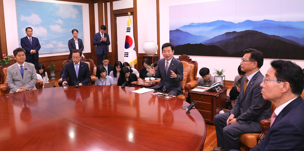 ▲ 김진표 국회의장이 여야 2+2 선거제 개편 협의체 발족식에서 여야 의원들에게 인사말을 하고 있다. /뉴시스