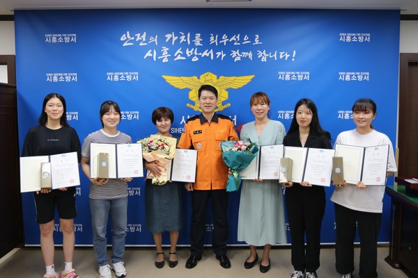 ▲ 죄측부터 김한별, 김경민, 류선, 홍성길 시흥소방서장, 지철금, 이정민, 김은진.