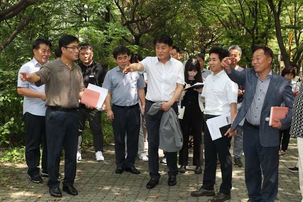▲ 하은호 군포시장 산본2동 찾아가는 이동 시장실 운영 모습.