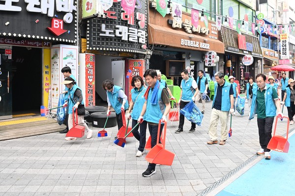 ▲ 조용익 부천시장이 신중동 먹자거리에서 환경정비 활동을 하며, 현장 곳곳을 살펴보고 있다.