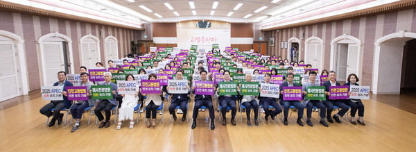 ▲ 인천 서구 직원 월례조회서 기념촬영 퍼포먼스를 하고 있다.