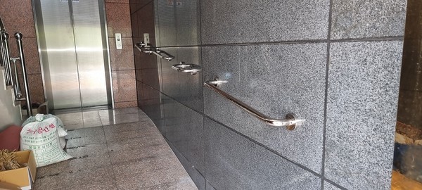 ▲ 인천 동구 치매안심마을에 설치된 낙상 방지 안전바.