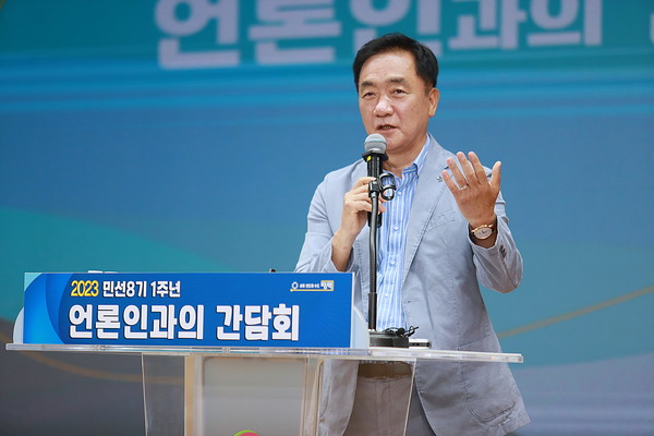 ▲ 정장선 평택시장이 민선 8기 1주년 언론인과의 간담회를 진행하고 있다.
