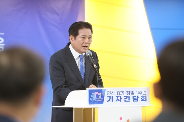 ▲ 최대호 안양시장이 시 승격 50주년 및 민선 8기 1주년 기자간담회에서 브리핑을 하고 있다.
