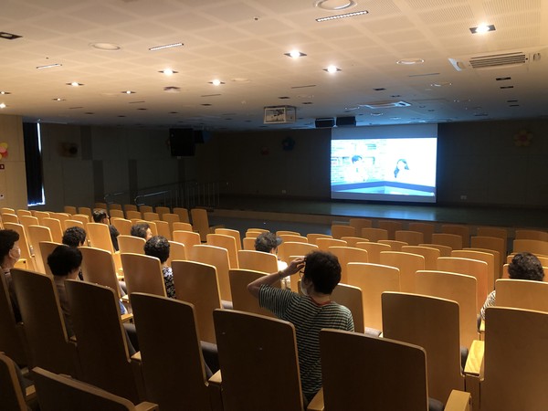 ▲ 남양주시 금곡양정행복센터 작은 영화관 운영 모습.