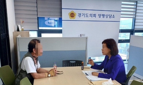 ▲ 민원상담 진행하는 박명숙 의원.