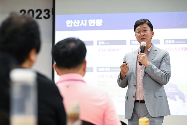 ▲ 이민근 안산시장이 제11기 소상공인 상인대학 개강식에서 발언하고 있다.
