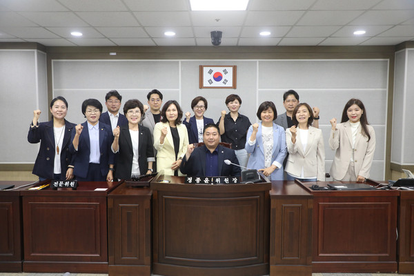 ▲ 수원시의회 제12대 제2기 예결특위 위원장 정종윤 의원 선임 기념촬영.