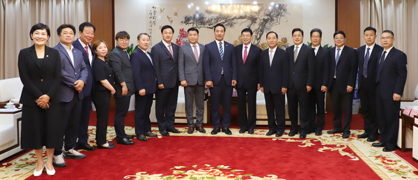 ▲ 경기도의회 중국 산둥성 친선의원연맹 산둥성 인민대표대회 상무위원회 방문 모습.