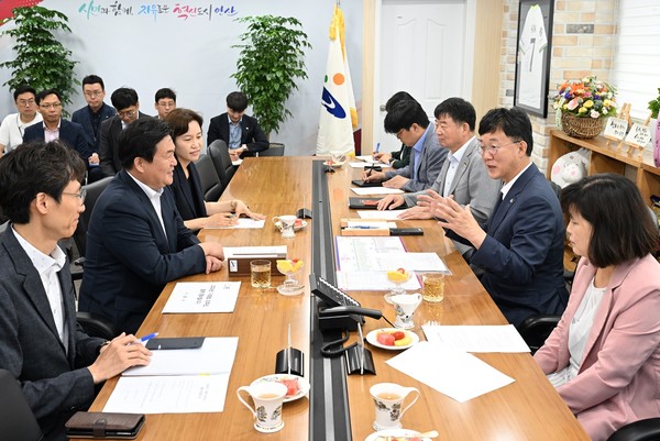 ▲ 이민근 안산시장(오른쪽)과 임병택 시흥시장(왼쪽).
