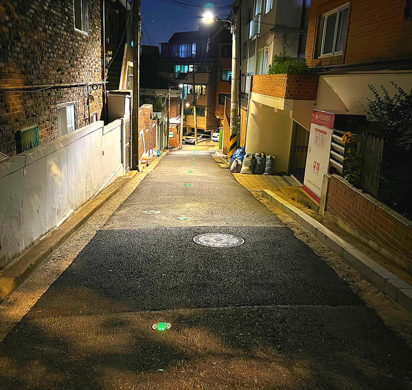 ▲ 양천구, 안심귀가 바닥조명(도로표지병) 설치 전경.