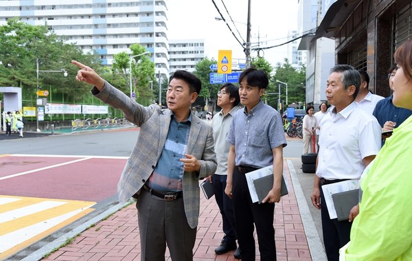 ▲ 김동근 의정부시장 동오초등학교 주변 어린이 통학로 현장점검 실시 모습.
