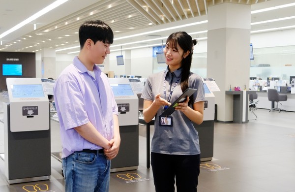 ▲ 삼성전자서비스 휴대폰 엔지니어가 스마트폰 상담을 진행하는 모습.