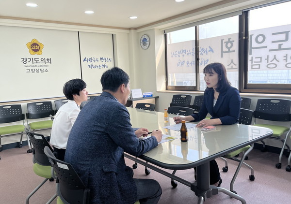 ▲ 고양시 김진철 도로관리과장과 면담 가지는 이인애 의원.
