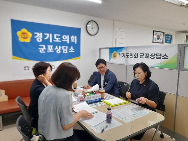 ▲ 쉼터운영사업 지원현황 보고받는 정윤경 의원.