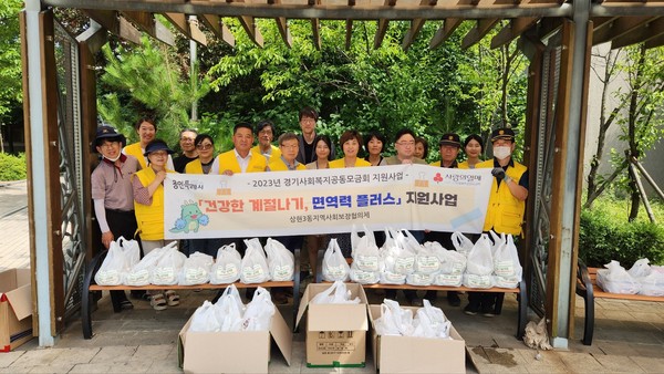 ▲ 수지구 상현3동 지역사회보장협의체가 취약계층 가구에 삼계탕을 전달했다.