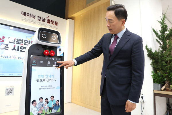 ▲ 지난 5월 민원안내 강남봇 시연을 하고 있는 조성명 강남구청장.