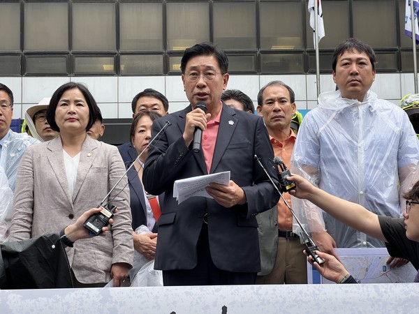 ▲ 전진선 양평군수 민주당사 앞 사업재개 위한 기자회견 진행 모습.