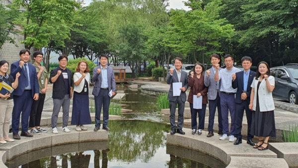 ▲ 석우리천 산책로 점검 나선 이원욱 의원.