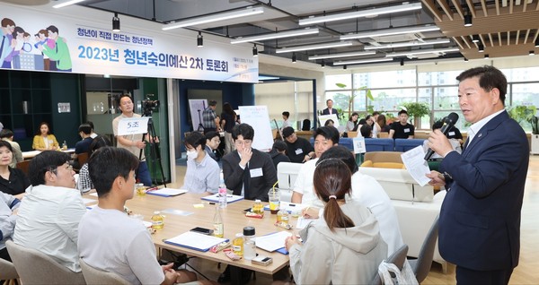▲ 박승원 광명시장이 청년숙의예산 2차 토론회를 진행하고 있다.