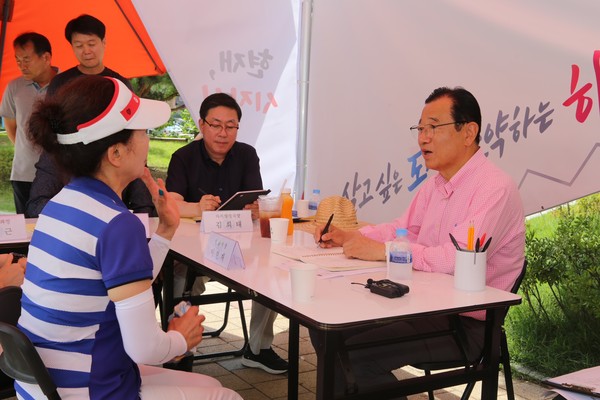 ▲ 이현재 하남시장이 물놀이장서 8번째 이동시장실을 진행하고 있다.