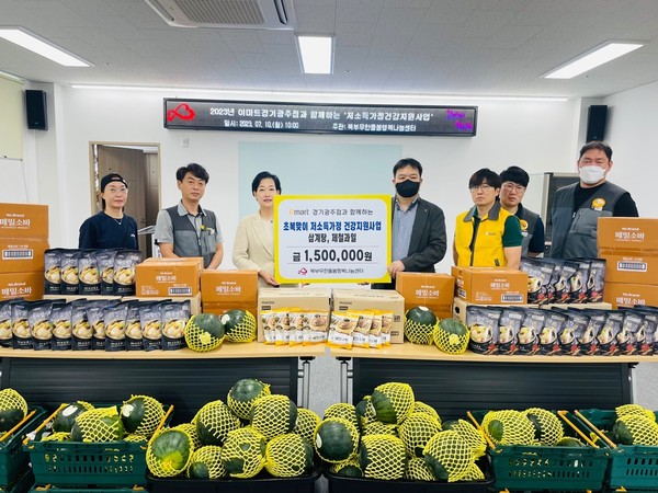 ▲ 이마트 경기광주점-북부무한돌봄행복나눔센터가 취약계층 100가구에 삼계탕과 제철과일을 전달했다.