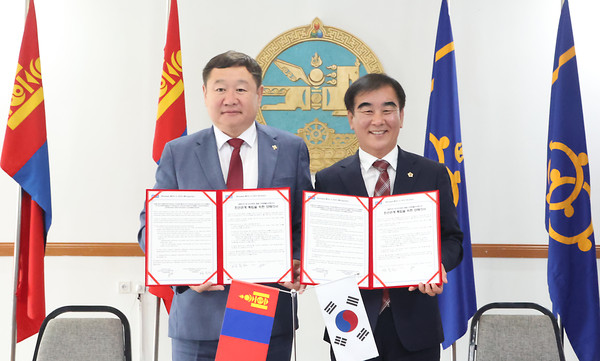 ▲ 경기도의회-몽골 다르항올도의회 MOU 갱신 체결 기념촬영하는 염종현 의장(오른쪽).