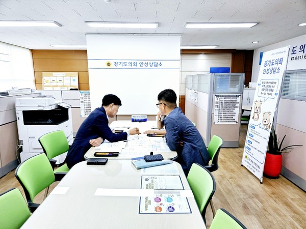 ▲ 안성시 도로시설과 관계자와 2023년 주요업무 협의하는 양운석 의원.